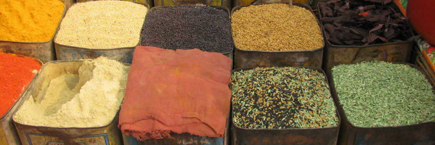 Lådor med sorterade kryddor